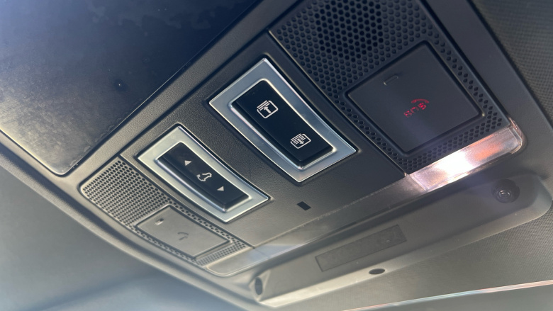 Land Rover Defender 3.0 D300 X-Dynamic SE 110 5dr Auto Diesel Estate